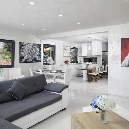 Luxury Kevin By Interhome ميدولين